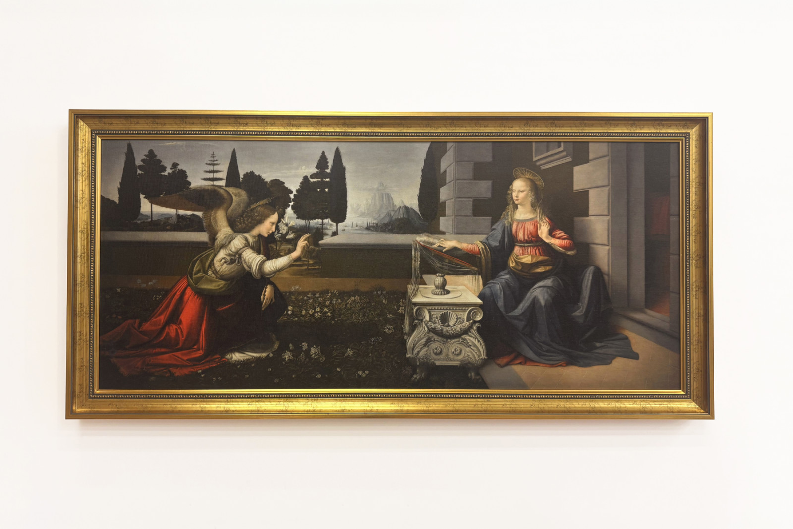 Olaszország Toszkána Firenze, Uffizi Képtár: Angyali üdvözlet, Leonardo da Vinci (1452-1519) festménye, Olaj, fa, kb. 1472-1475, 98x217 cm - Leonardo da Vinci