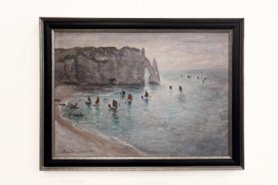 Etretat, Porte d'Aval: halászhajók elhagyják a kikötőt