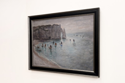 Etretat, Porte d'Aval: halászhajók elhagyják a kikötőt