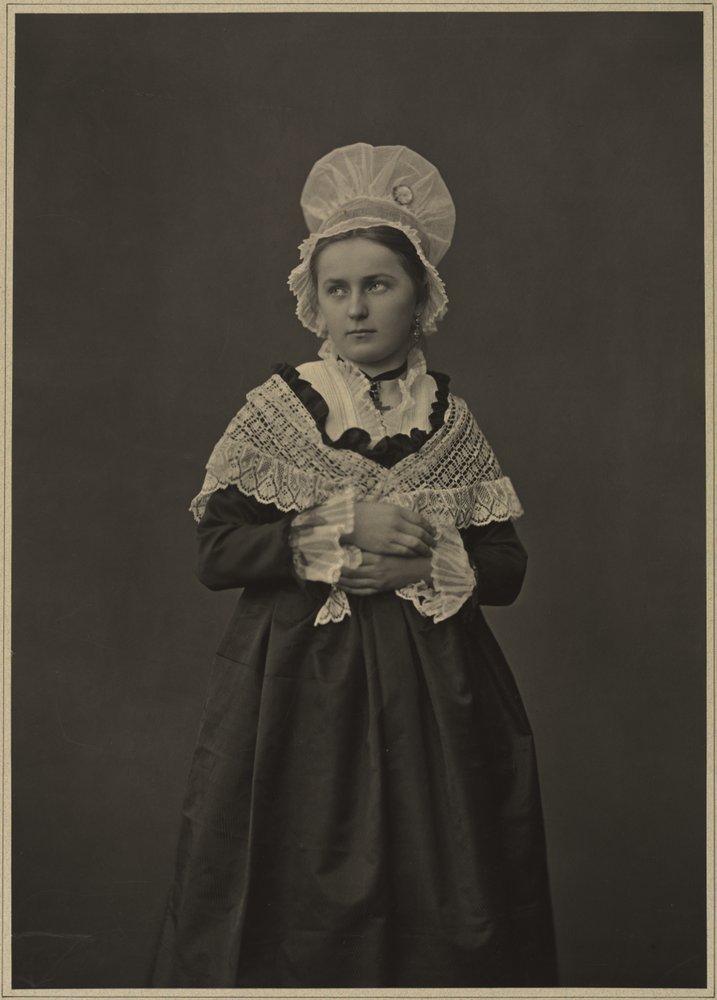 Nő Lorraine ruhában alkotó: Adolphe Braun