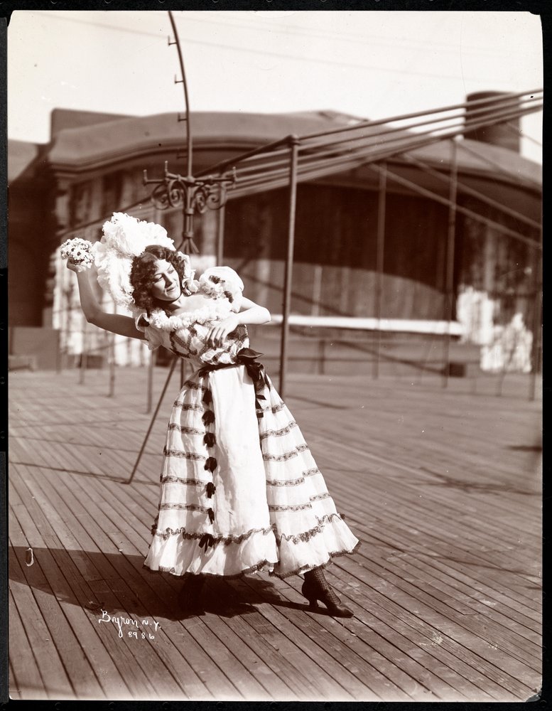 Jelmezes színésznő próbál a valószínűleg a New York-i színház tetején, New York, 1900 (ezüst zselatinos nyomat) alkotó: Byron Company