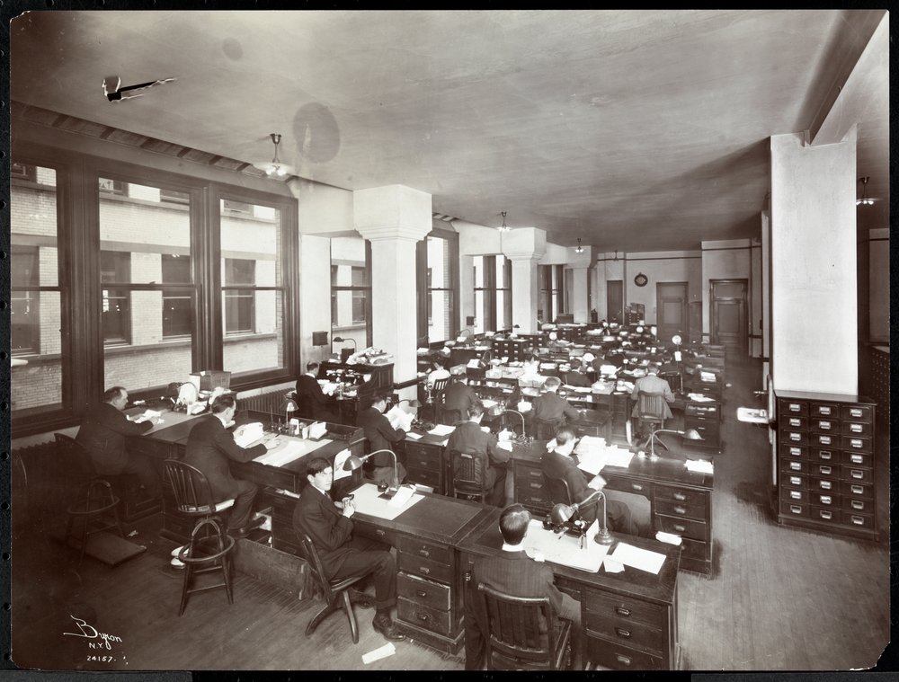 Férfiak és egy nő a Metropolitan Life Insurance Co. irodájában, a 23rd Street és a Madison Avenue, New York-i irodában, 1907 (ezüst zselatin nyomat) alkotó: Byron Company