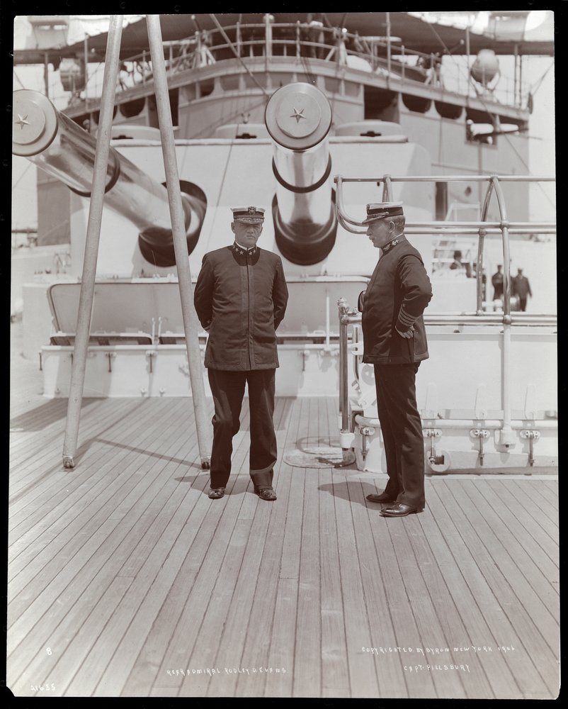 Robley Dunglison Evans ellentengernagy és John Elliott Pillsbury kapitány az U.S.S. fedélzetén Marine, 1906 (ezüst zselatin nyomat) alkotó: Byron Company