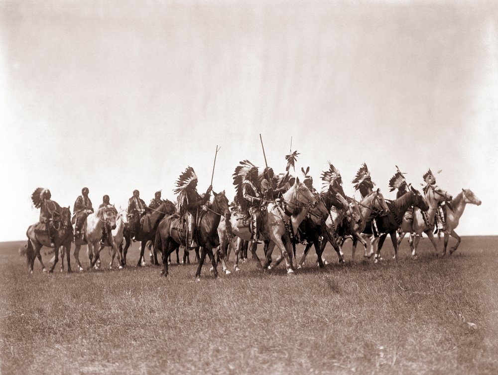 Brule Sioux War Party – Edward S. Curtis, 1907 körül (tónusos ezüst nyomat) alkotó: Edward Sheriff Curtis