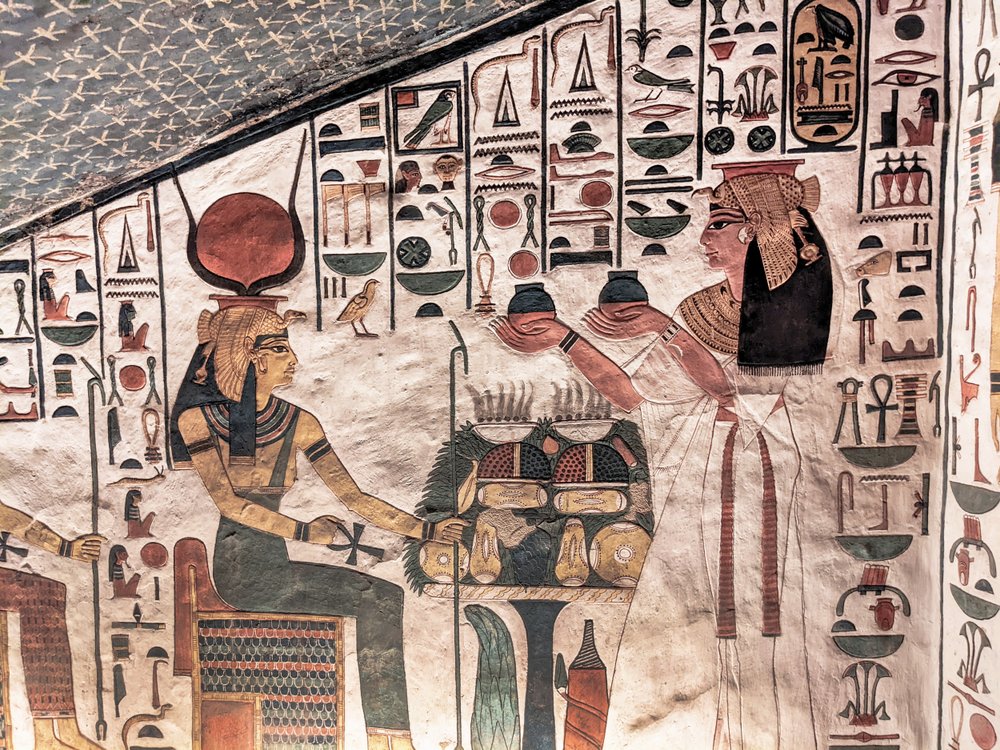 A királynő rituális vázákat kínál (falfestés) alkotó: Egyptian 19th Dynasty
