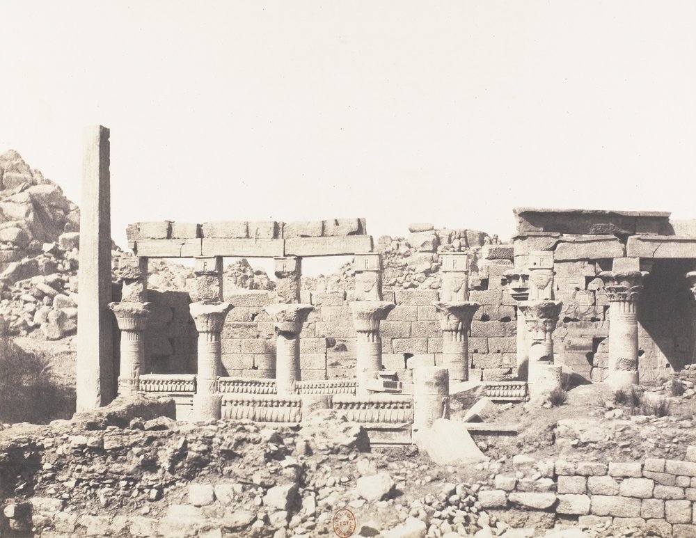 Ile de Fileh Philæ, edifice du Sud et Partie de la Colonnade Occiden..., 1851-52, nyomtatva 1853-54. alkotó: Félix Teynard