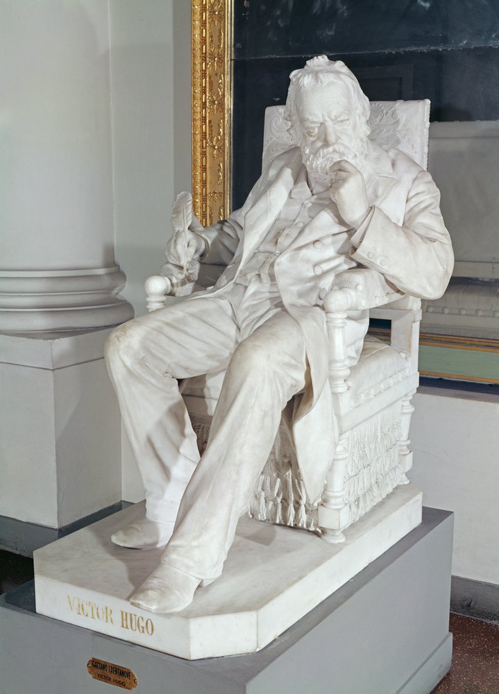 Victor Hugo (1802-85) ülő szobra alkotó: Gaetano Trentanove