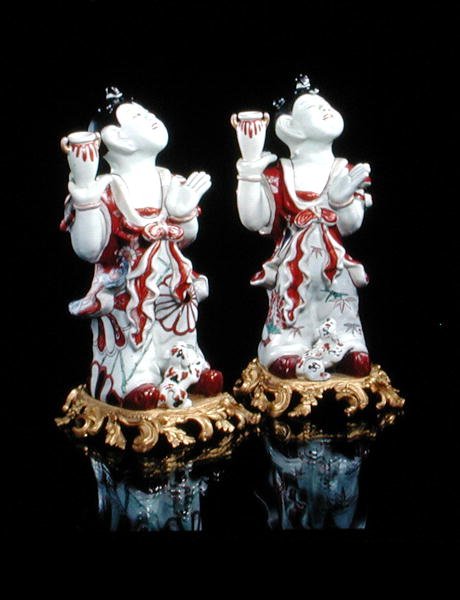 Kínai fiúk (karako) imari figurája európai ormolu alapra szerelve, 1700 körül (porcelán és ormolu) alkotó: Japanese School