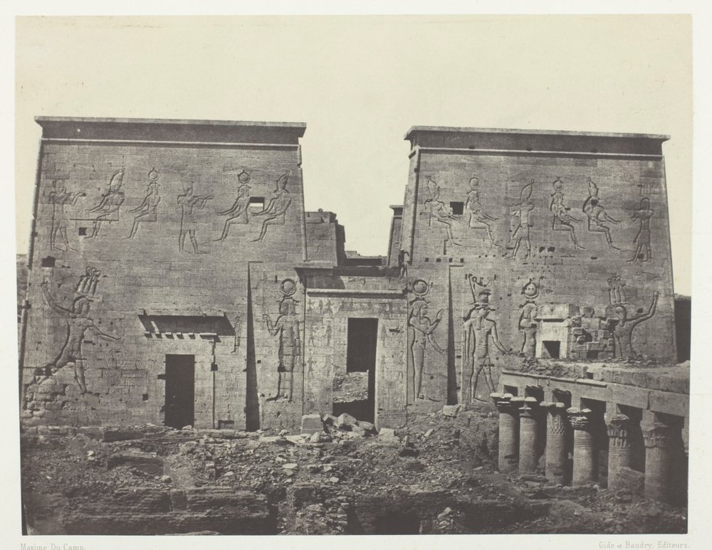 Drômos és Philônes, Isis nagy temploma Pilônesben; Núbia, 72. tábla az "Egypte, Nubie, Palestine et Syrie" albumból (1852). alkotó: Maxime Du Camp