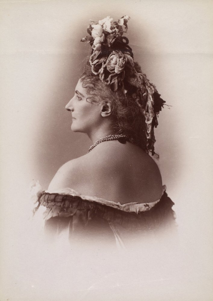 [Castiglione grófnője, a rózsák sorozatából], 1895. alkotó: Pierre-Louis Pierson