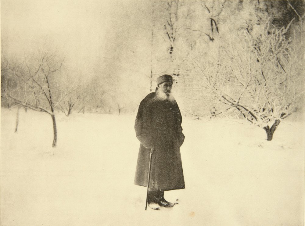 Lev Tolsztoj orosz író téli sétát tesz, 1900-as évek alkotó: Sophia Andreevna Tolstaya