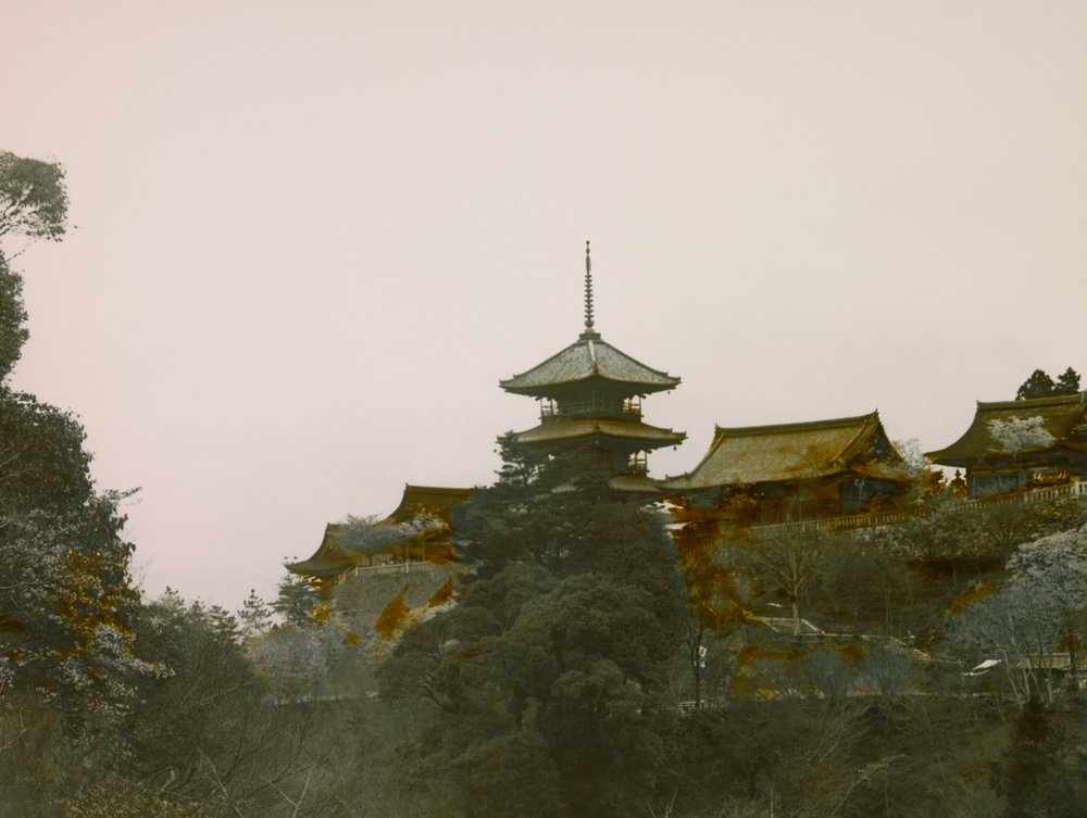 A Kiyomizu-Dera templom látképe, Kiotó, 1900 körül - 1915 (fénykép) alkotó: Teijiro Takagi