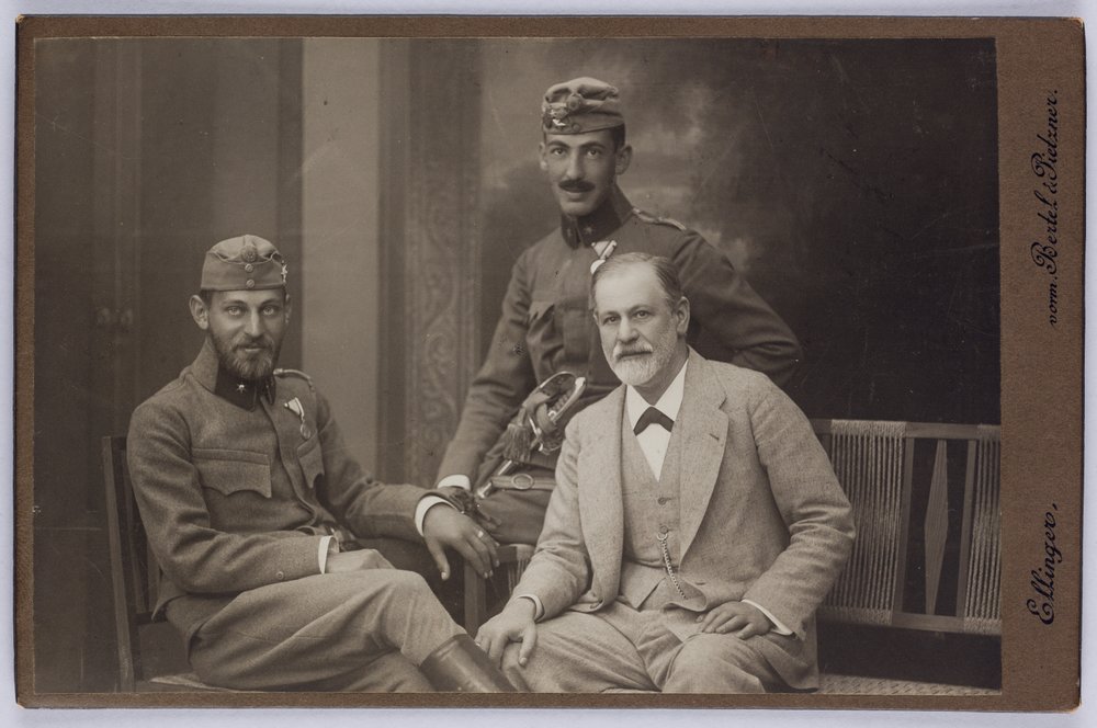 Sigmund Freud fiaival, Ernsttel és Martinnal katonai egyenruhában, kb. 1916 alkotó: Unknown photographer
