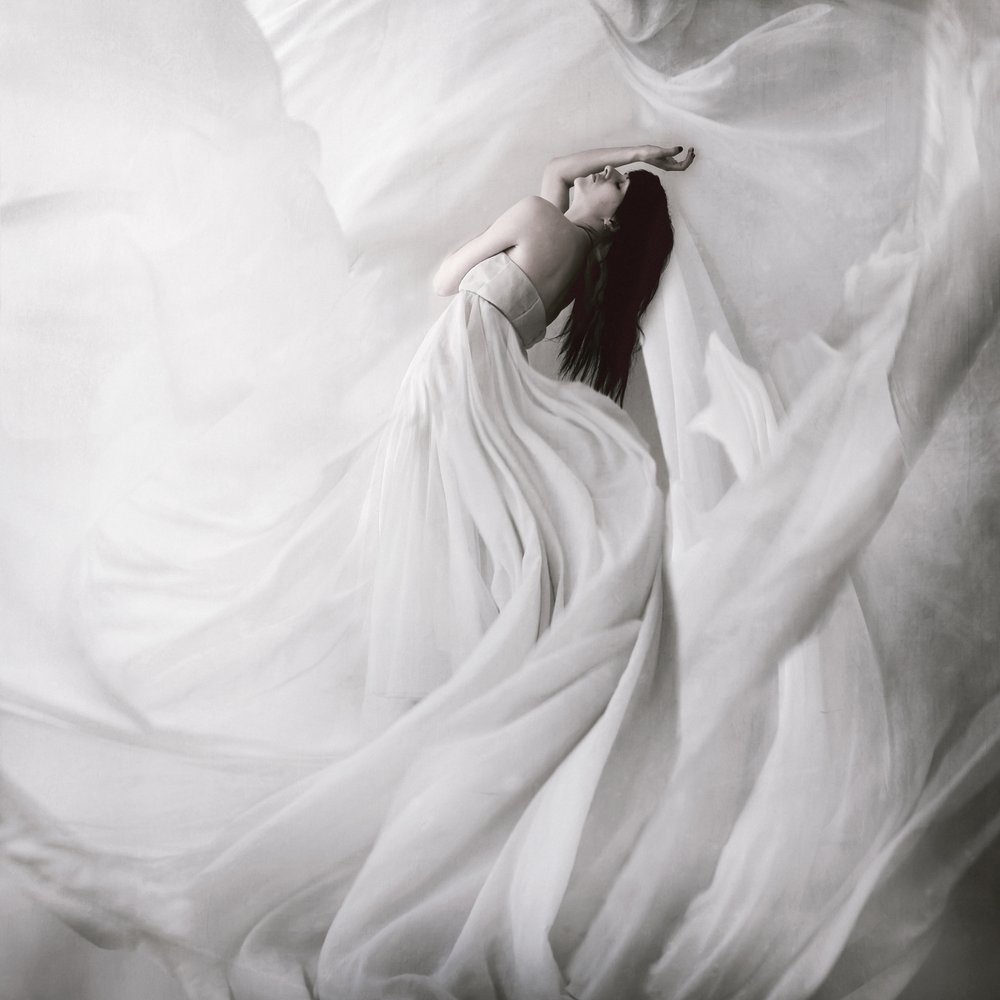 Éteri fehérség, áradó kecsesség alkotó: Anja Matko