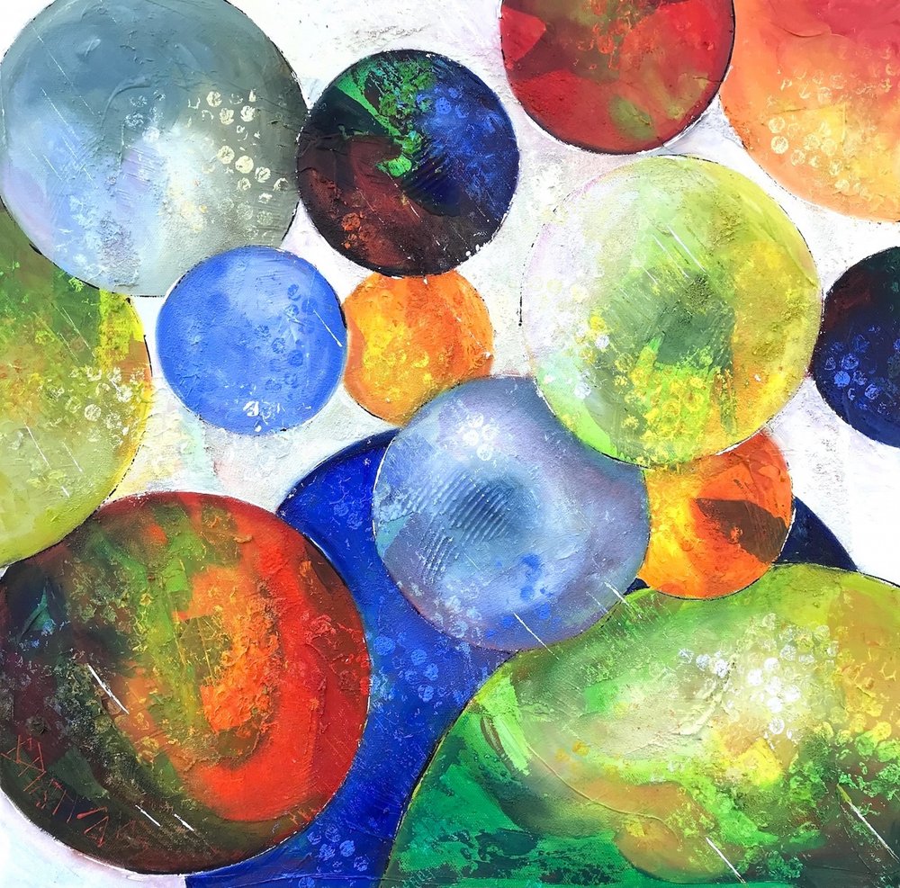 Élénk színű geometrikus gömbök alkotó: Barbara Piatti