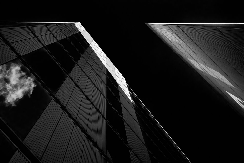 A modern város tükörképei alkotó: Chris Hamilton