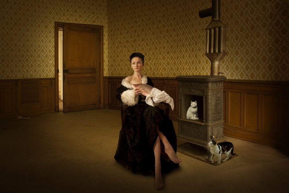Elegáns nő macskákkal alkotó: Christine von Diepenbroek