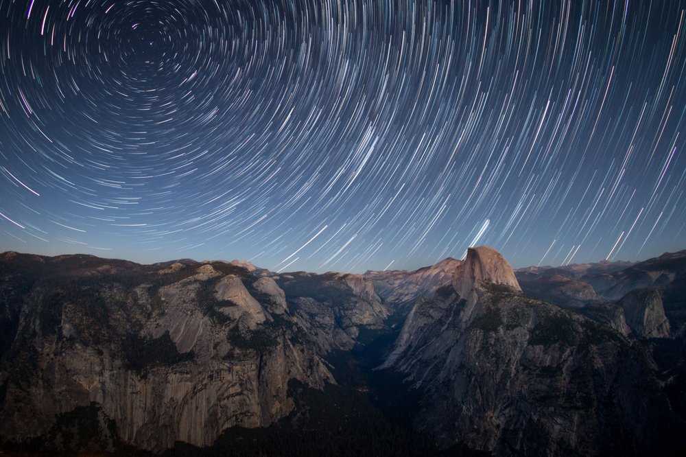 Csillagnyomok a Half Dome felett alkotó: Christoph Schaarschmidt