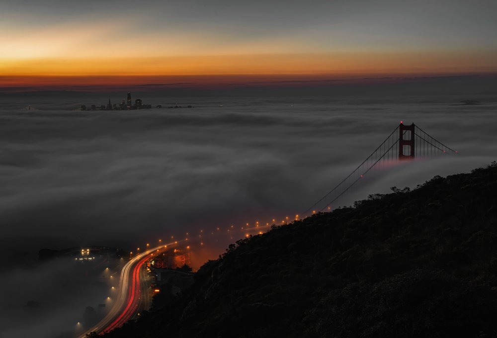 A Golden Gate-híd ködös éjszakán alkotó: Chuanxu Ren