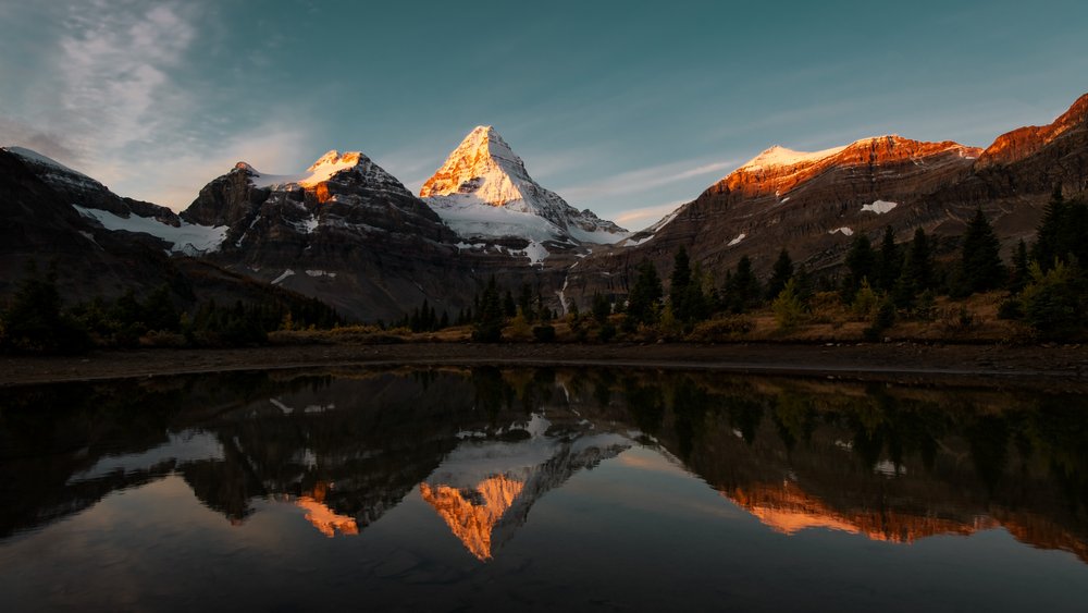A Golden Mountain tükröződése alkotó: Chuanxu Ren