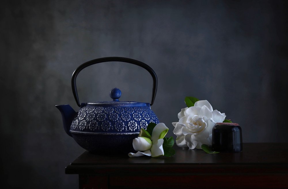 Kék teáskanna és gardéniák alkotó: Fangping Zhou