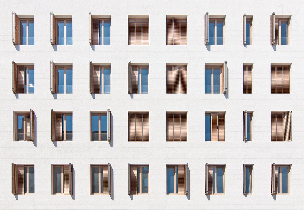 Geometrikus ablakhomlokzat alkotó: Igor Bakotic