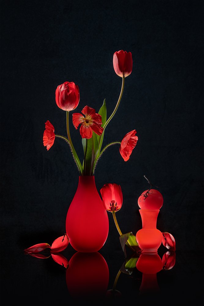 Ragyogó vörös tulipánok és vázák alkotó: Lydia Jacobs