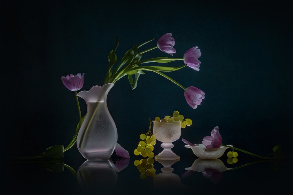Ragyogó tulipánok és szőlő alkotó: Lydia Jacobs