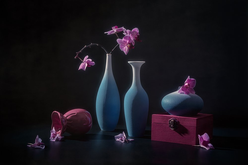 Rózsaszín orchideák és vázák alkotó: Lydia Jacobs