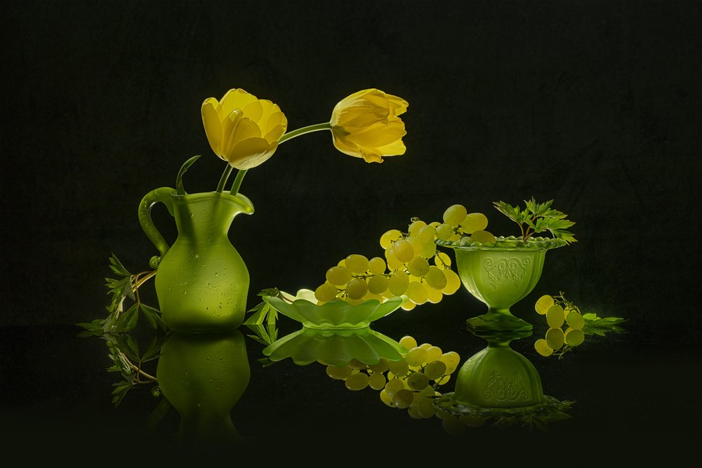 Sárga tulipánok, zöld szőlő alkotó: Lydia Jacobs