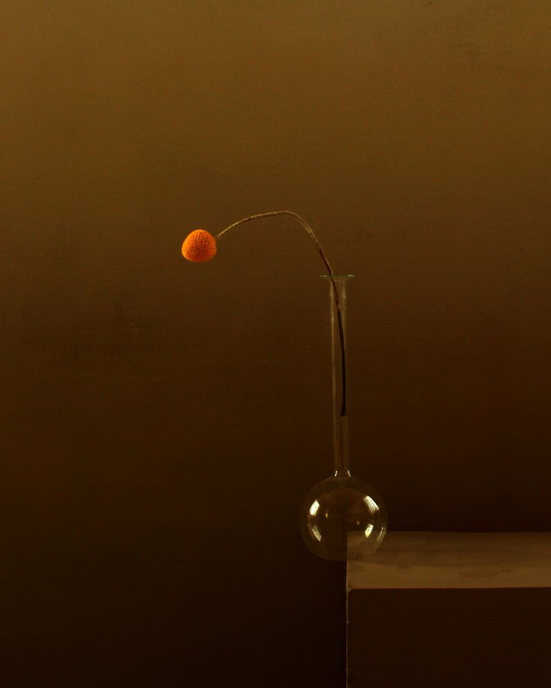 Minimalista narancssárga virág alkotó: Margaret Halaby