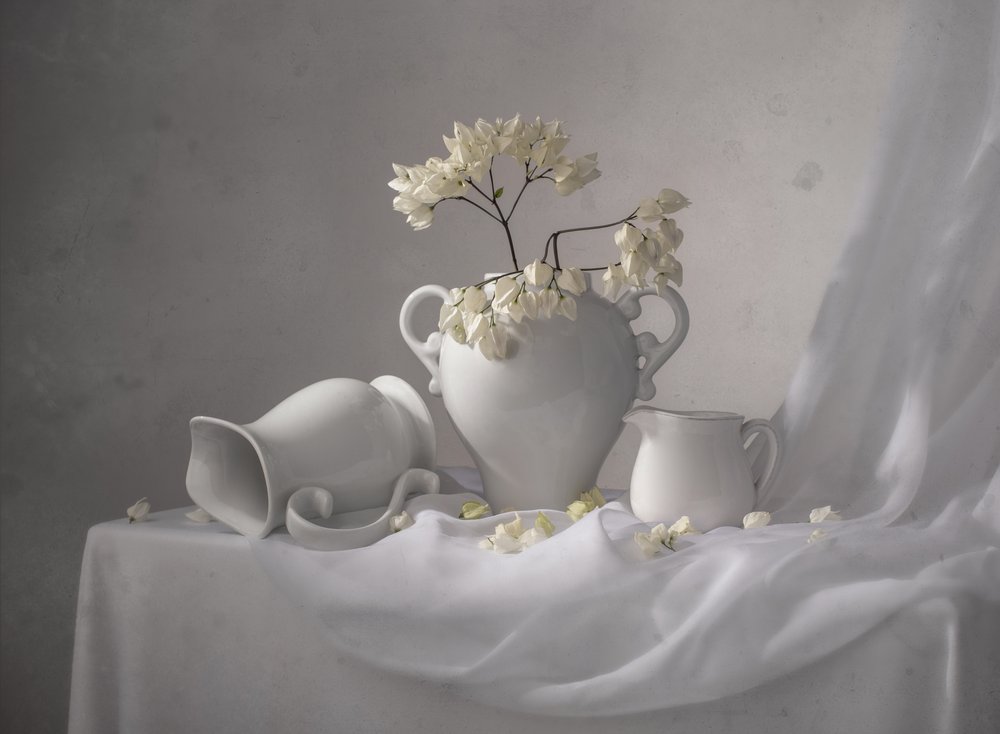 Elegáns fehér csendélet alkotó: Margareth Perfoncio