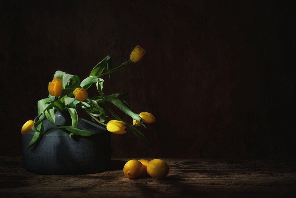Hangulatos sárga tulipánok csendélet alkotó: Saskia Dingemans