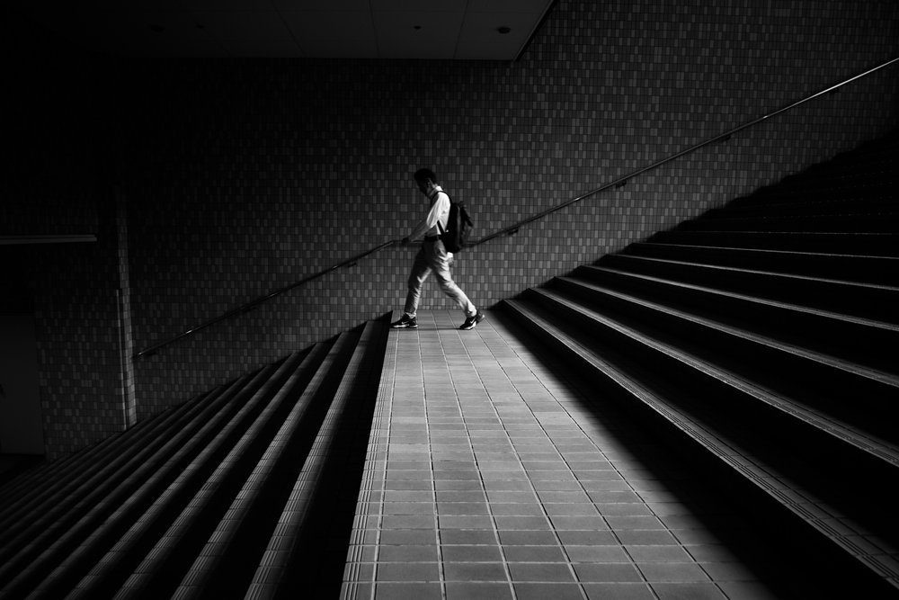 Férfi a geometrikus lépcsőn alkotó: Satoshi Hata