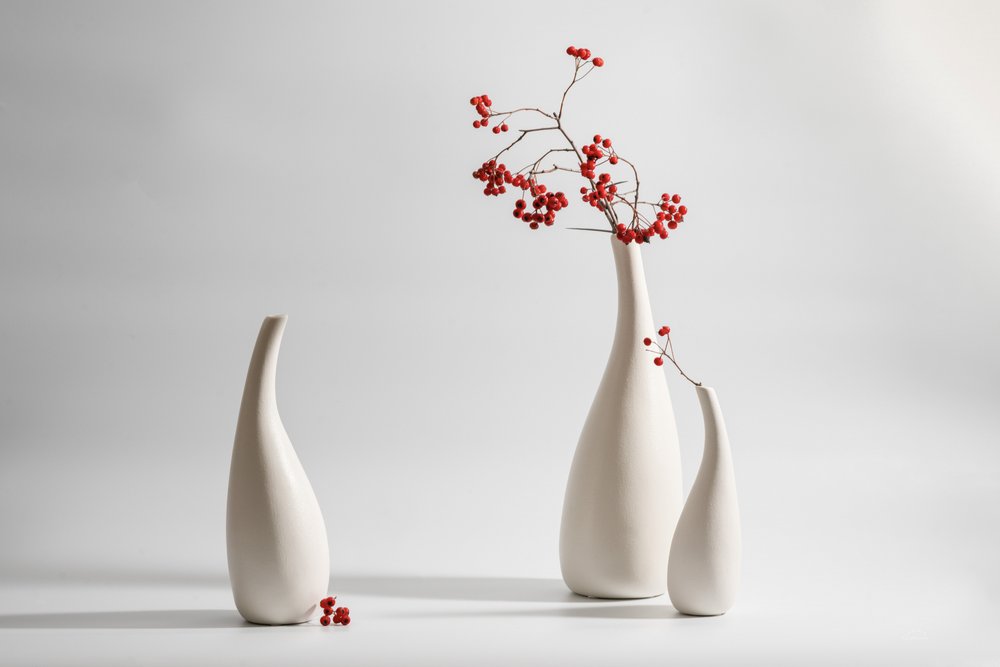 Elegáns vázák vörös bogyókkal alkotó: Xiaoyuan Xu