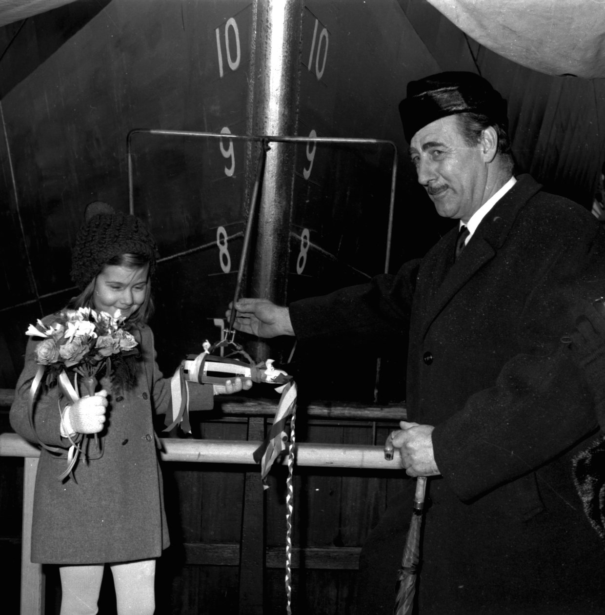 Egy fiatal szponzor arra készül, hogy elindítsa Nicolát, az első SD14-est a Southwick hajógyárban, Sunderlandben, 1967. december 29-én (bw fotó) alkotó: Unbekannt Unbekannt