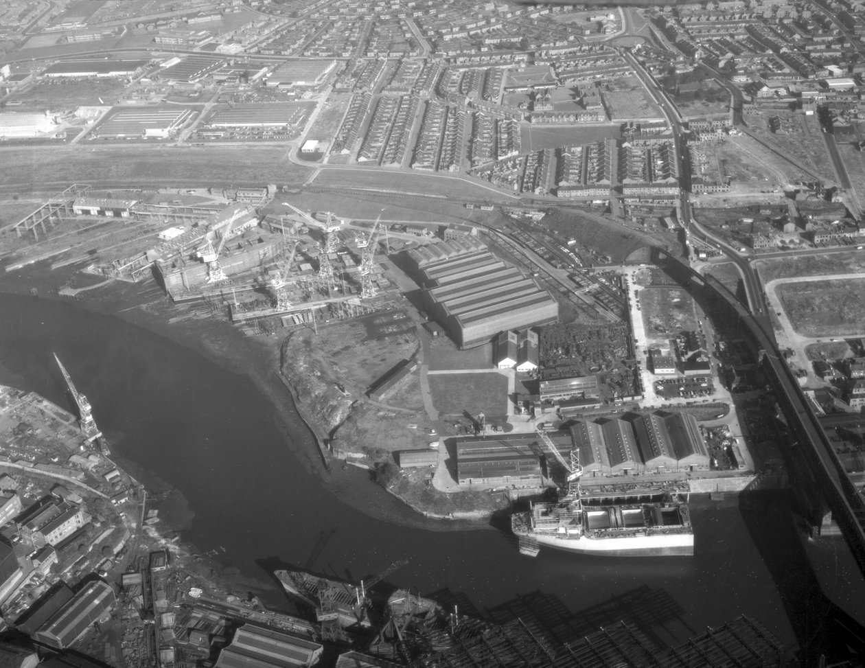 A Southwick hajógyár légifelvétele, amelyen az építés alatt álló hajók láthatók, köztük a Sygna és a Nicola, az első SD14, Sunderland, 1967. október 11. (bw fotó) alkotó: Unbekannt Unbekannt