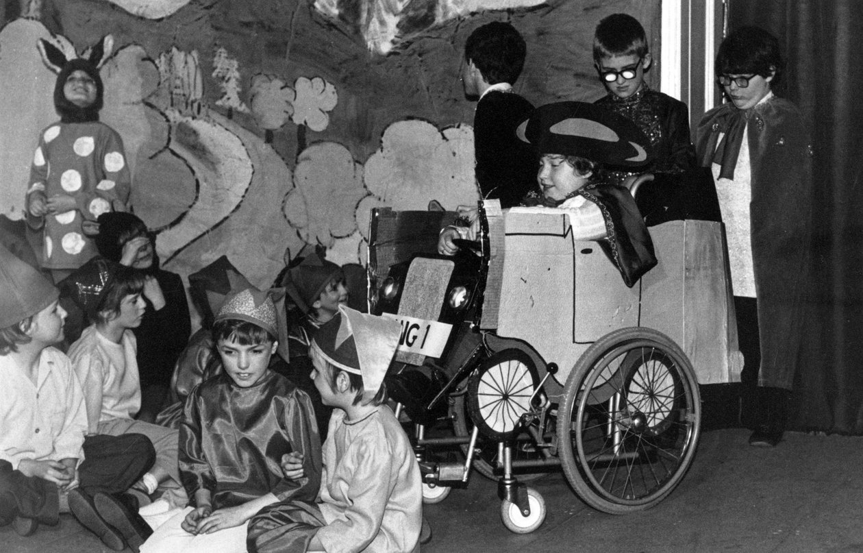 Gyermekek fellépnek egy iskolai színdarabban a Royal Victoria School for the Blind-ben, esetleg egy betlehemes előadásban, Newcastle upon Tyne, Egyesült Királyság, 1982 (bw fotó) alkotó: Unbekannt Unbekannt
