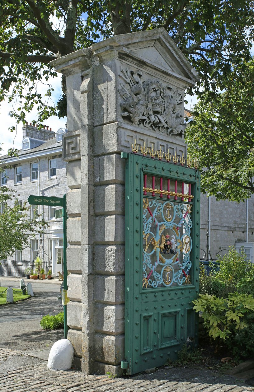 Kapu móló a The Square épületeivel azon túl, az egykori Royal Naval Hospital, Plymouth alkotó: Unbekannt Unbekannt