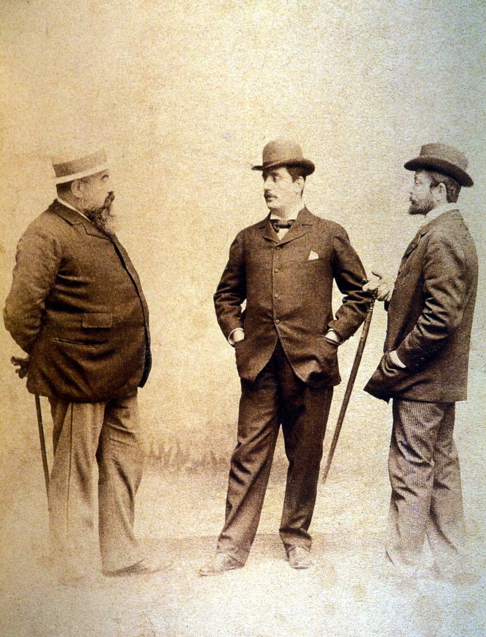 Giacomo Puccini (1858-1924), középen, librettistákkal, Giuseppe Giacosával (balra) és Luigi Ilicával (jobbra). alkotó: Unknown