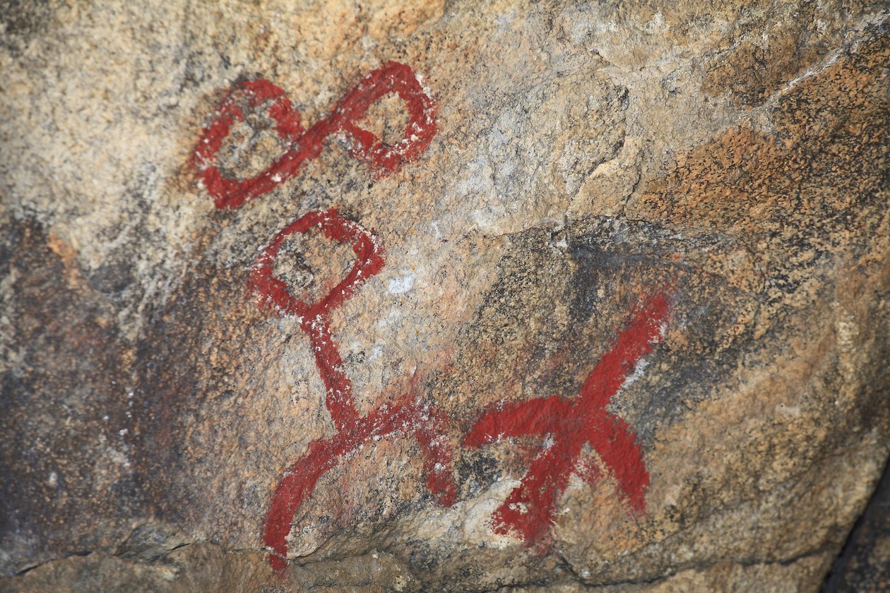 Észak-Amerika indián petroglyfái. Az 50-es években készült festmény egy western forgatásához. Park National Joshua Tree, Kalifornia, USA. Észak-amerikai indián kultúra alkotó: Unknown