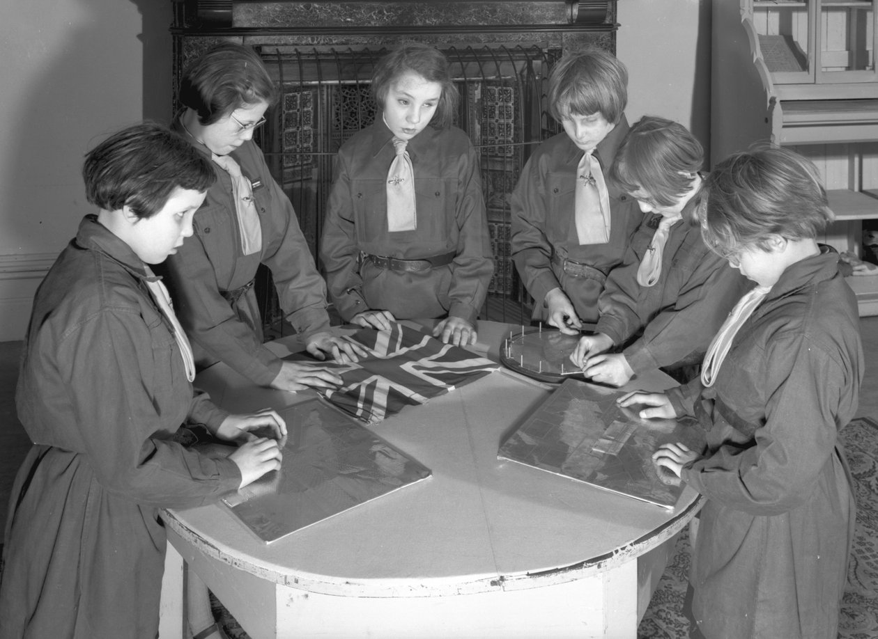 A Royal Victoria School for the Blind Brownie csapat tagjai kézműves tevékenységekben vesznek részt, Newcastle upon Tyne, Egyesült Királyság, 1962. január (bw fotó) alkotó: Unbekannt Unbekannt
