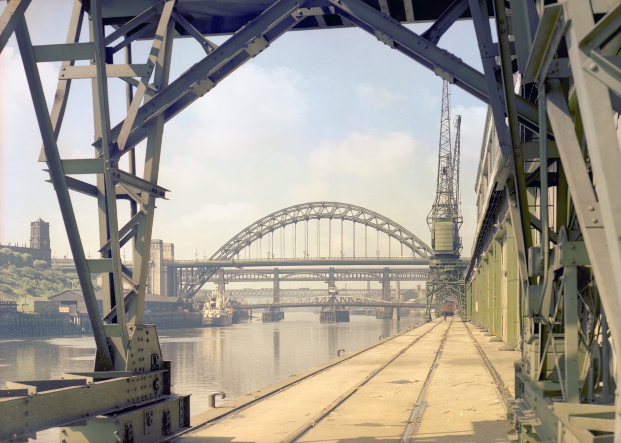 Kilátás a Tyne-hídra a rakpartról, Newcastle upon Tyne, 1960. július (színes fotó) alkotó: Unbekannt Unbekannt