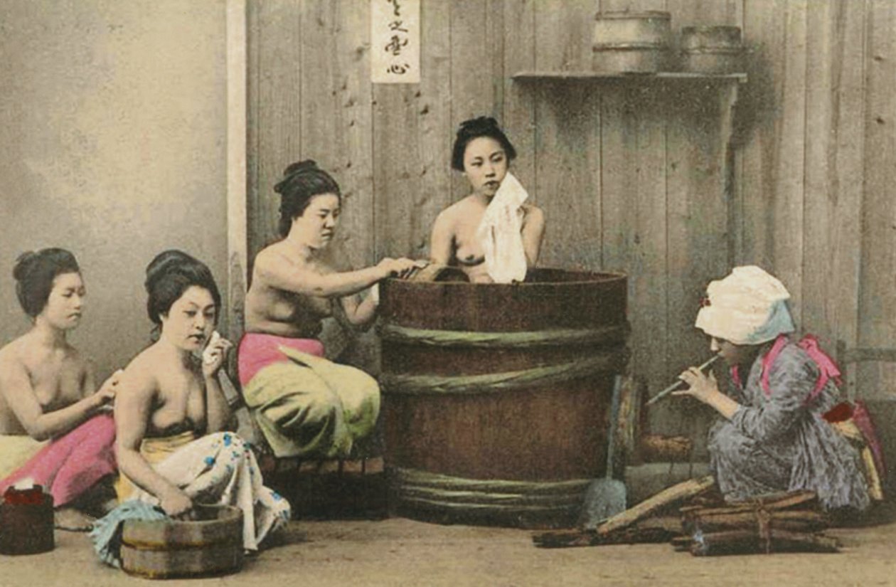 Mosóház Japánban, 1880 körül (kézzel színezett albumon fotó) alkotó: Unknown