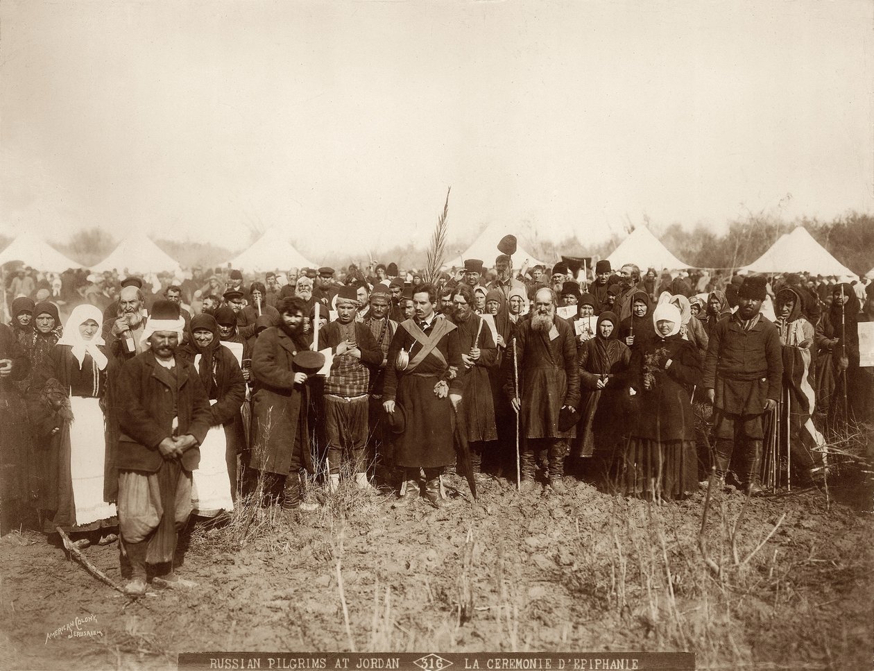 Orosz zarándokok a Jordán folyónál, vízkereszt ünneplésére készülve, 1898-1911 alkotó: American Photographer