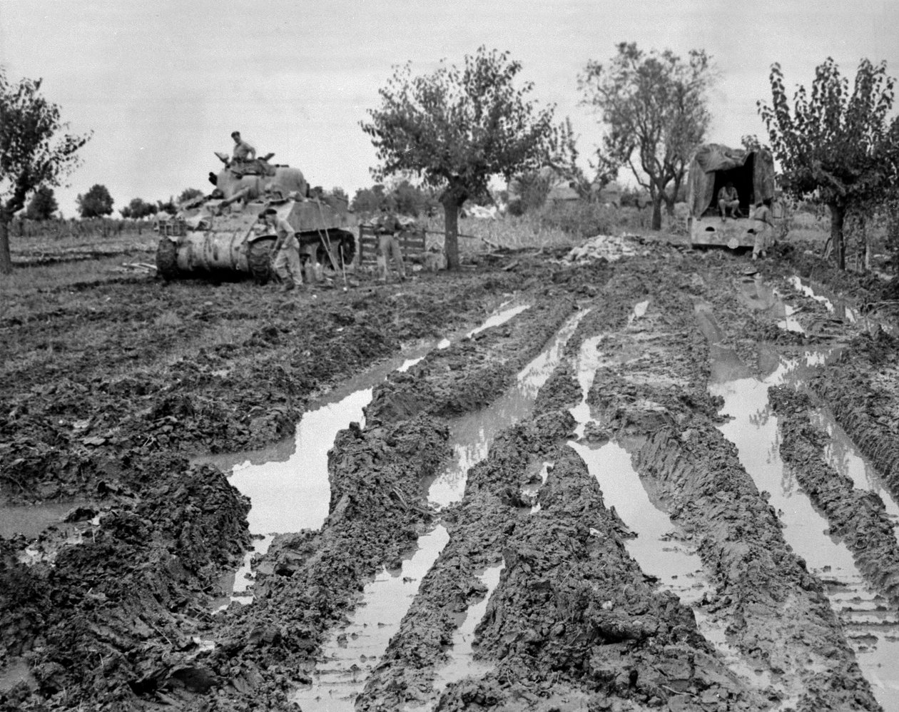 Sherman tank és egy teherautó sáros terepen, Olaszország, 1943–1945, a Commando Association által összeállított 650 fényképből álló gyűjteményből alkotó: American Photographer