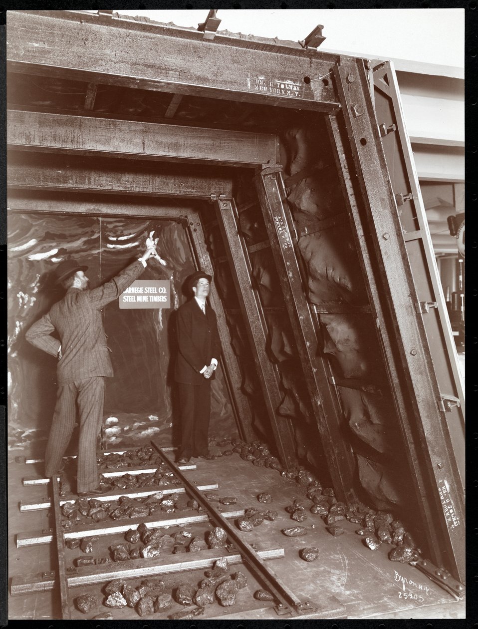 A Carnegie Steel Co. által készített acél bányafűrészeket használó bányaakna kiállítása az Amerikai Szociális Szolgálat Intézet Biztonsági Berendezések Múzeumában, New York, 1908 (ezüstzselatinos nyomat). alkotó: Byron Company