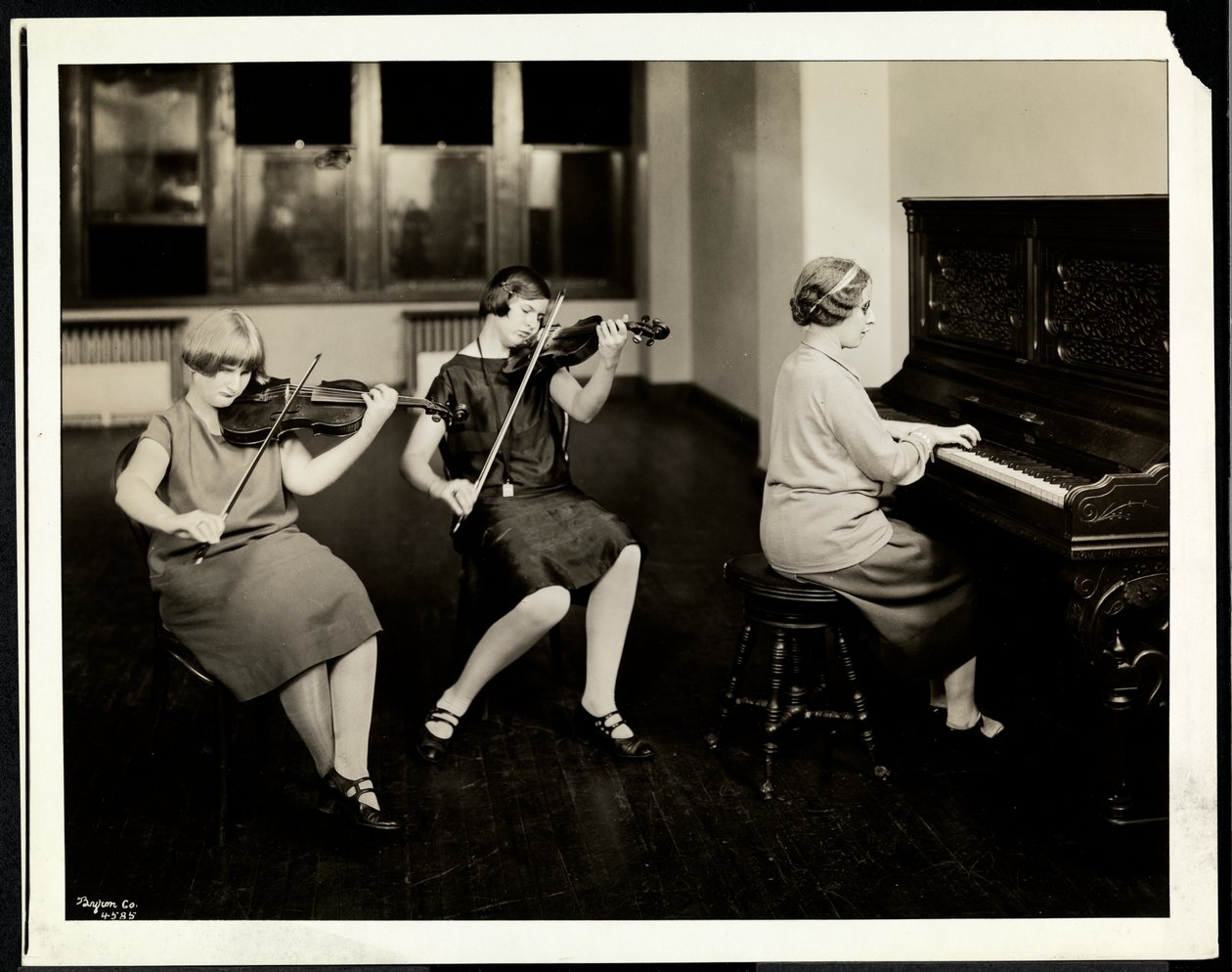 Három fiatal vak nőből álló csoport, egy zongorán, két hegedűn játszik, a New York-i Vakok Szövetségében, 111 East 59th Street, New York, 1926 (ezüst zselatin nyomat) alkotó: Byron Company