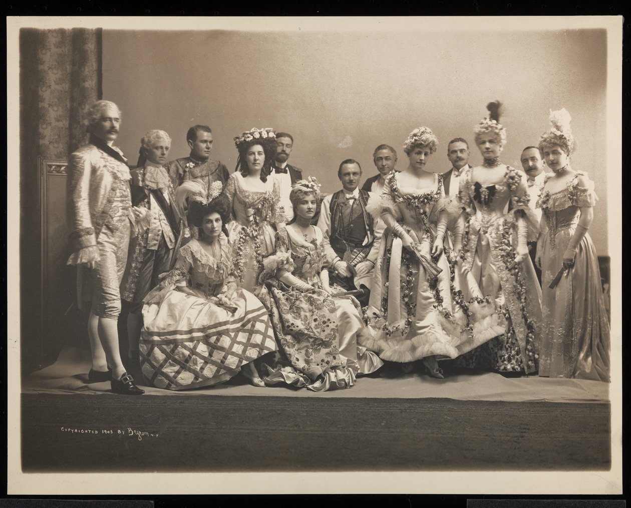 Csoportportré, köztük Edmund Lincoln Baylies (középen ülő) és Ruth Payson (Mrs. E.L.) Baylies (jobbról harmadik áll) a James Hazen Hyde Ball-on, New York, 1905. január 31. (ezüst zselatin alkotó: Byron Company
