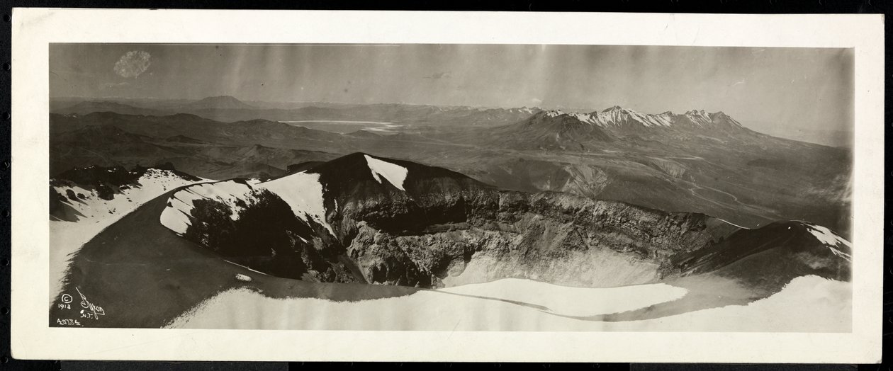Panorámás kilátás felülről a hófödte hegyekre, és egy vulkán peremének tűnőre, feltehetően a Panama-csatornán vagy annak közelében, 1913 (ezüst zselatin nyomat) alkotó: Byron Company